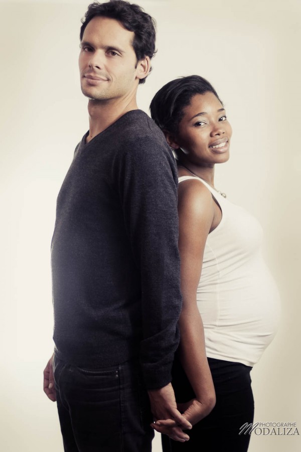 photo femme enceinte grossesse pregnancy futurs parents mixte black and white by modaliza photographe-42