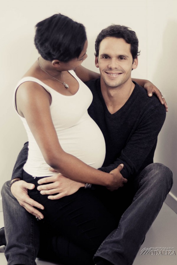 photo femme enceinte grossesse pregnancy futurs parents mixte black and white by modaliza photographe-44