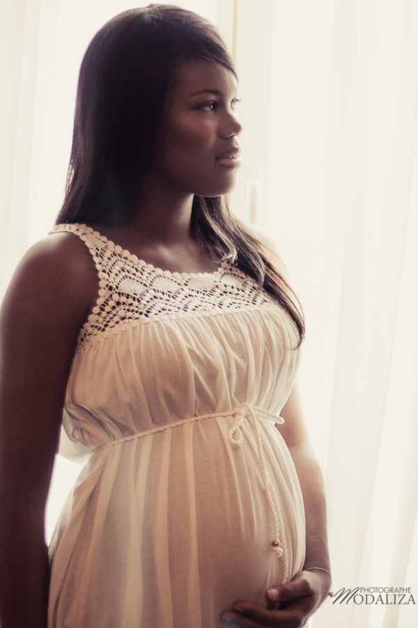 photo grossesse femme enceinte black robe blanche voile lumière ventre rond bordeaux aquitaine by modaliza photographe-0912
