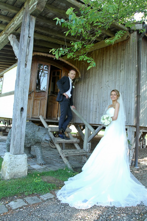 photo couple mariés sources de caudalie gironde robe traine dentelle by modaliza-16