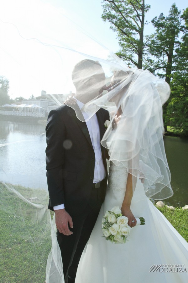photo couple mariés sources de caudalie gironde robe traine dentelle by modaliza-32