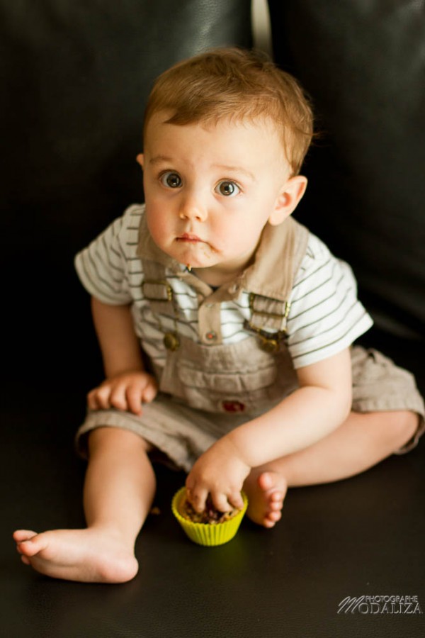 photo bébé garçon mec anniversaire 1 an cake smash teo muffin baby first birthday by modaliza photographe-9556