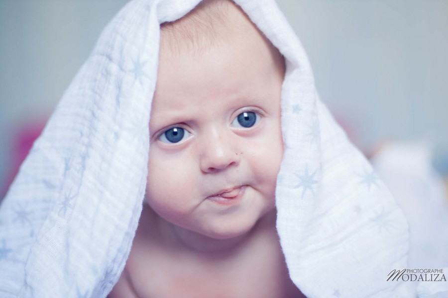 photo bébé 3 mois portrait lifestyle baby boy blue eyes aquitaine gironde bordeaux by modaliza photographe-26
