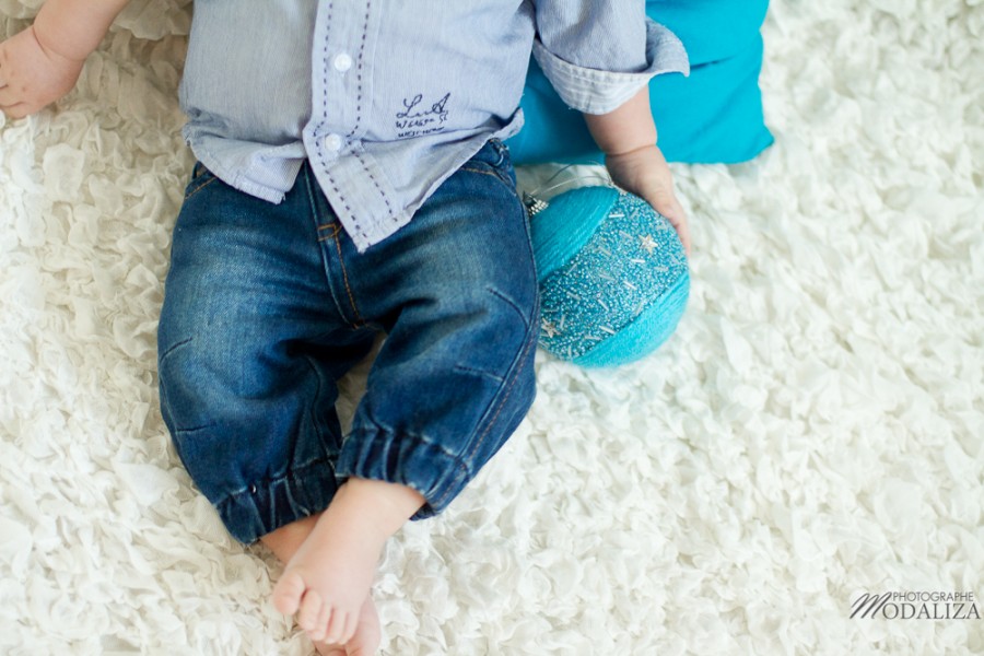 photo bébé baby boy enfant blue jean chemise ikks premiere boule de noel strass christmas by modaliza photographe-1