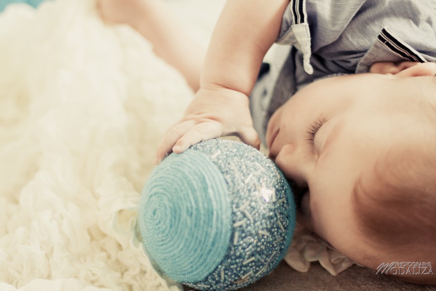 photo bébé baby boy enfant blue jean chemise ikks premiere boule de noel strass christmas by modaliza photographe-12