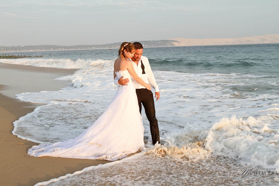 photo couple mariés trash the dress love session cap ferret village pecheur ocean se jeter à l'eau mer vagues chaussures bleu gironde by modaliza photographe-144