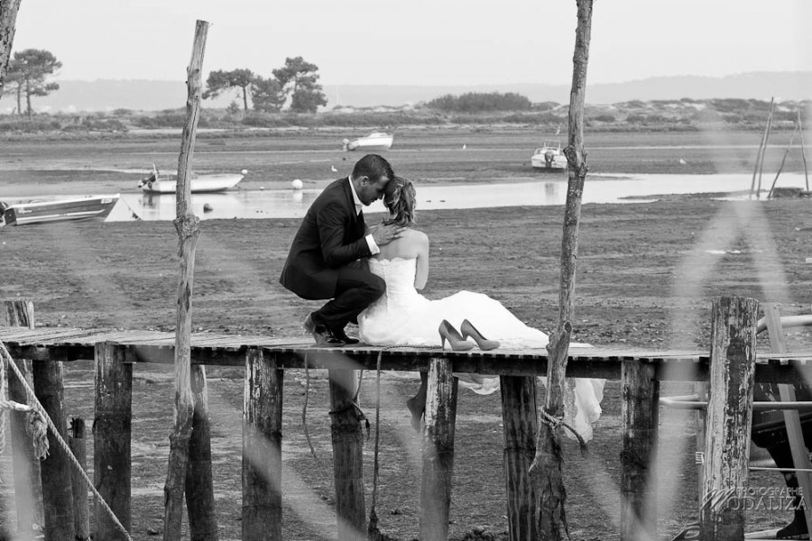 photo couple mariés trash the dress love session cap ferret village pecheur ocean se jeter à l'eau mer vagues chaussures bleu gironde by modaliza photographe-64