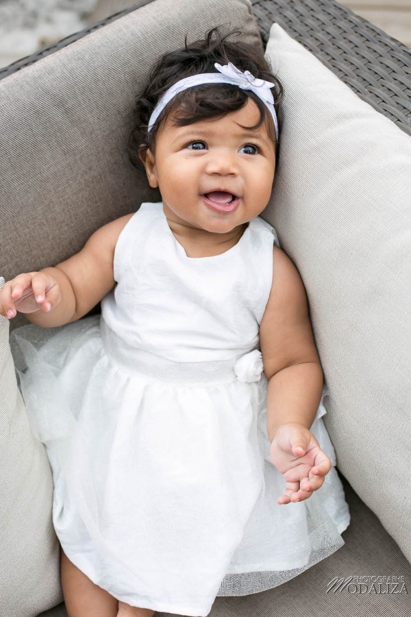 photo bébé baby girl fille metisse famille grande soeur robe blanche bow white gironde france by modaliza photographe-3381