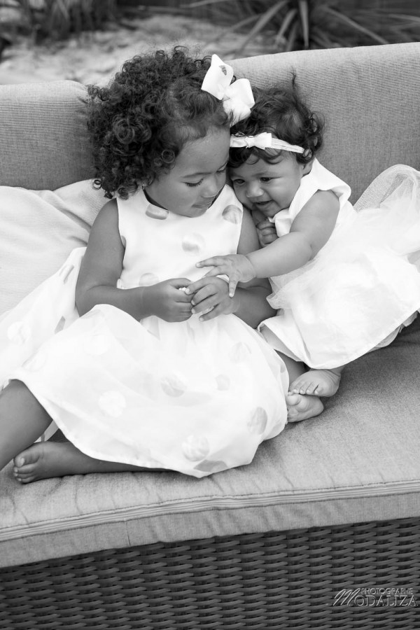 photo bébé baby girl fille metisse famille grande soeur robe blanche bow white gironde france by modaliza photographe-3437