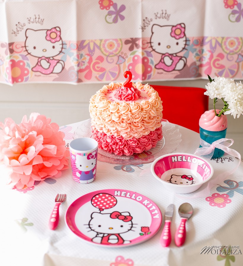 photo girl baby cake smash happy birthday 2 year old anniversaire bébé 2 ans petite fille hello kitty gateau rose pink bordeaux gironde aquitaine by modaliza photographe-3
