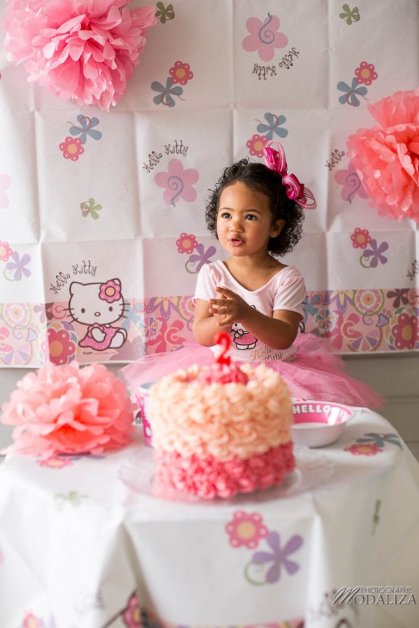 photo girl baby cake smash happy birthday 2 year old anniversaire bébé 2 ans petite fille hello kitty gateau rose pink bordeaux gironde aquitaine by modaliza photographe-32