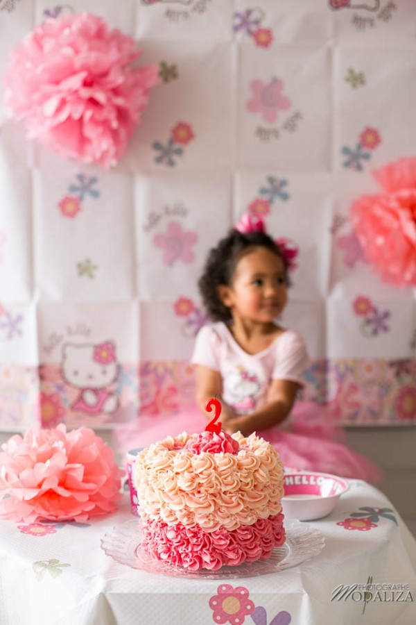 photo girl baby cake smash happy birthday 2 year old anniversaire bébé 2 ans petite fille hello kitty gateau rose pink bordeaux gironde aquitaine by modaliza photographe-34