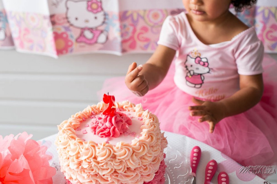 photo girl baby cake smash happy birthday 2 year old anniversaire bébé 2 ans petite fille hello kitty gateau rose pink bordeaux gironde aquitaine by modaliza photographe-48