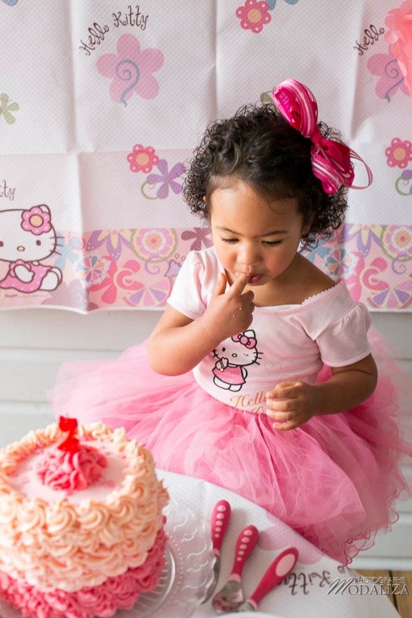 photo girl baby cake smash happy birthday 2 year old anniversaire bébé 2 ans petite fille hello kitty gateau rose pink bordeaux gironde aquitaine by modaliza photographe-51