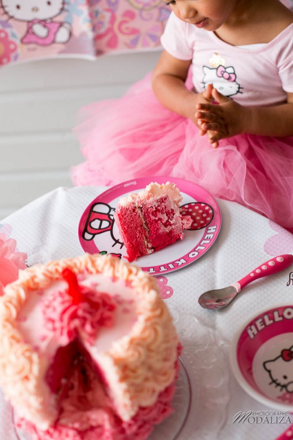 photo girl baby cake smash happy birthday 2 year old anniversaire bébé 2 ans petite fille hello kitty gateau rose pink bordeaux gironde aquitaine by modaliza photographe-62