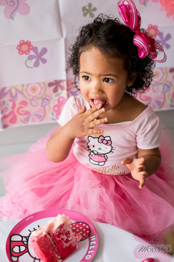 photo girl baby cake smash happy birthday 2 year old anniversaire bébé 2 ans petite fille hello kitty gateau rose pink bordeaux gironde aquitaine by modaliza photographe-65