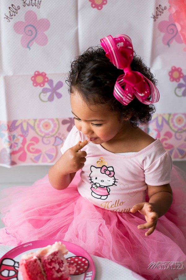 photo girl baby cake smash happy birthday 2 year old anniversaire bébé 2 ans petite fille hello kitty gateau rose pink bordeaux gironde aquitaine by modaliza photographe-67