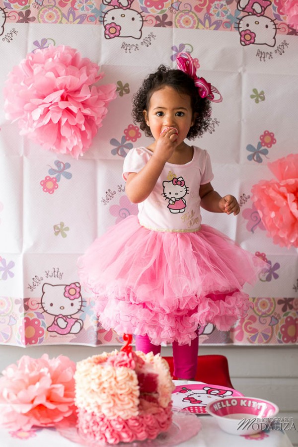 photo girl baby cake smash happy birthday 2 year old anniversaire bébé 2 ans petite fille hello kitty gateau rose pink bordeaux gironde aquitaine by modaliza photographe-68