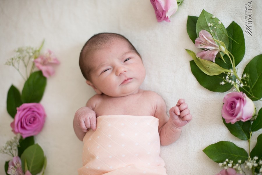 photo bébé new born baby girl rose flowers bordeaux gironde by modaliza photographe