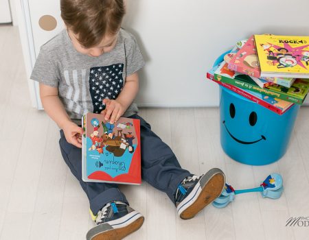 Nouveaux livres bebe dans sa bibliothèque