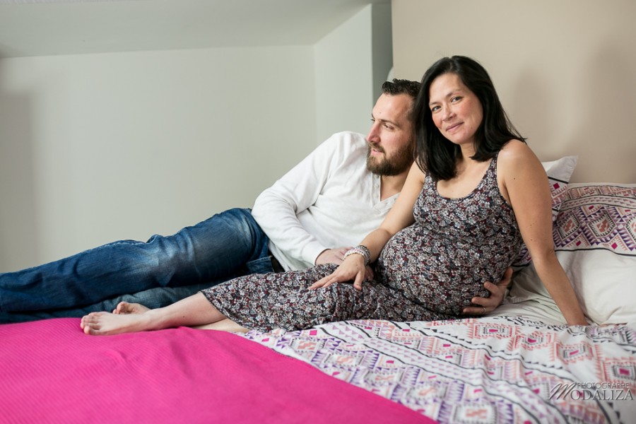 photo mum to be enceinte futurs parents home bedroom lifestyle pregnancy pink france bordeaux by modaliza photographe-9396