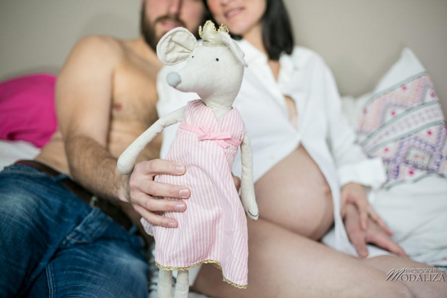 photo mum to be enceinte parents boudoir home lifestyle pregnancy pink france bordeaux by modaliza photographe-9547