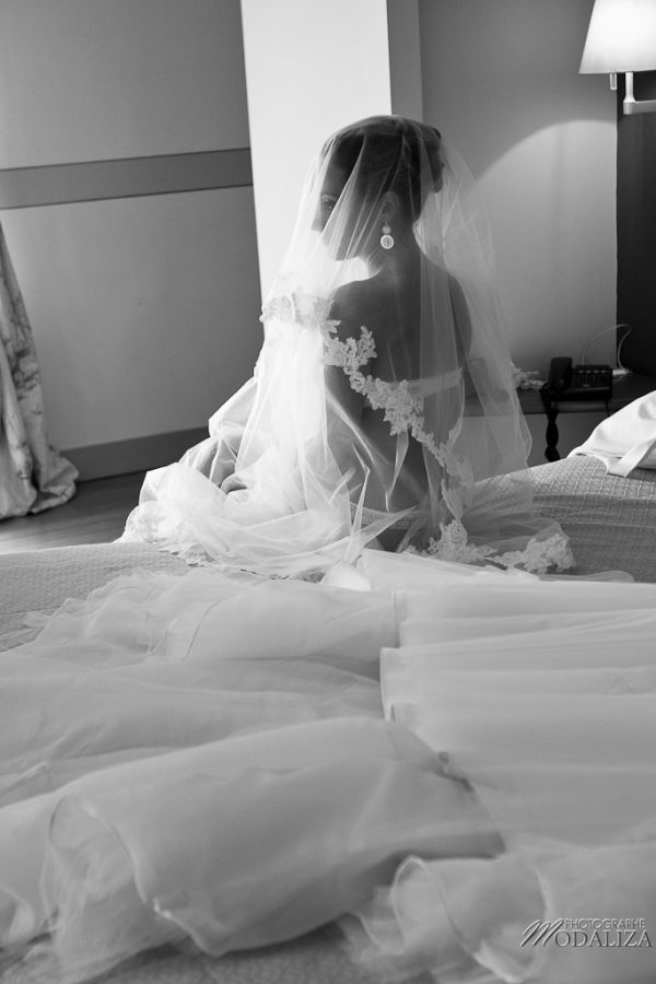 photo mariage préparatifs maquillage habillage boudoir robe mariée dentelle chateau grattequina bordeaux by modaliza photographe-34
