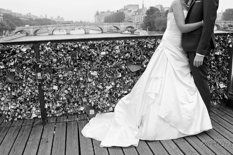 photo couple love session trash the dress mariés in Paris pont des arts cadenat by modaliza photographe-42