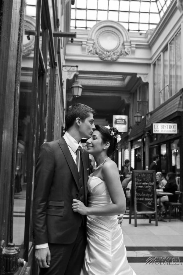 photo couple love session trash the dress mariés in Paris romantique passages by modaliza photographe-67