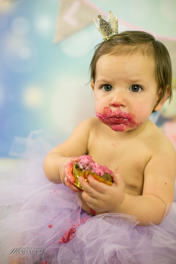 photographe premier anniversaire cake smash bordeaux gironde studio photo cupcakes petite fille girl poupee by modaliza photographe-6978
