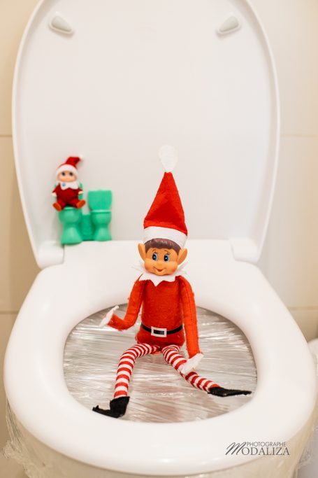 lutin de noel farceur aux toilettes