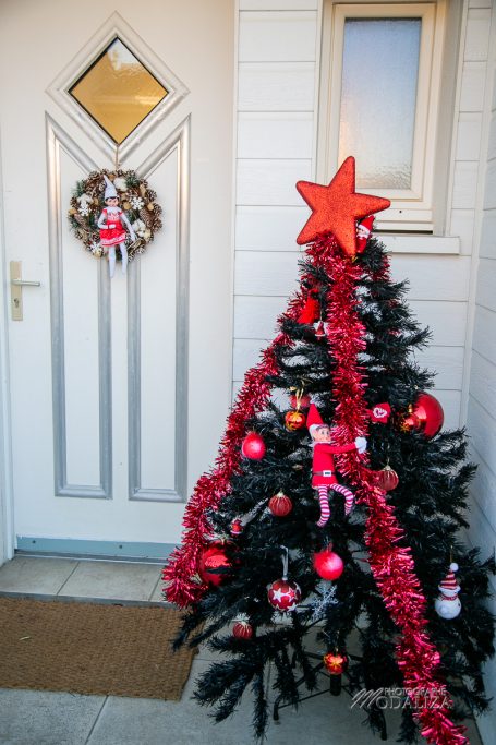 lutin de noel farceur dans sapin de noel +100 idees