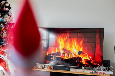 lutin de noel farceur feu cheminée tv