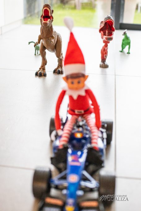 lutin de noel farceur attaque dinosaures