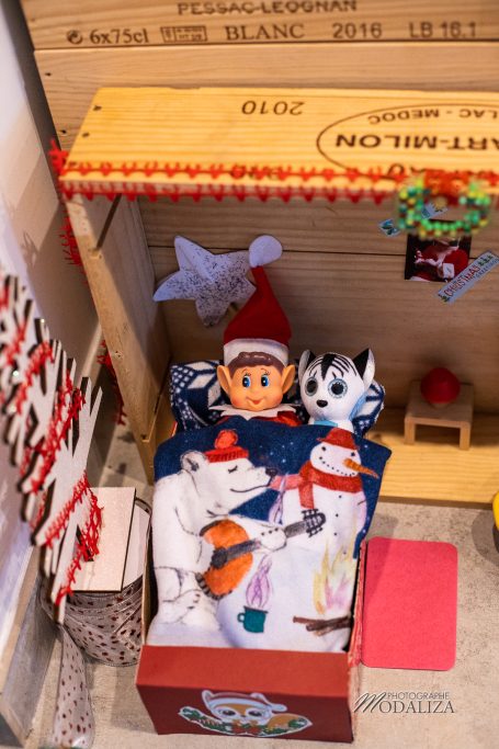 lutin de noel farceur au lit