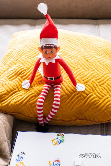 lutin de noel farceur joue au Uno