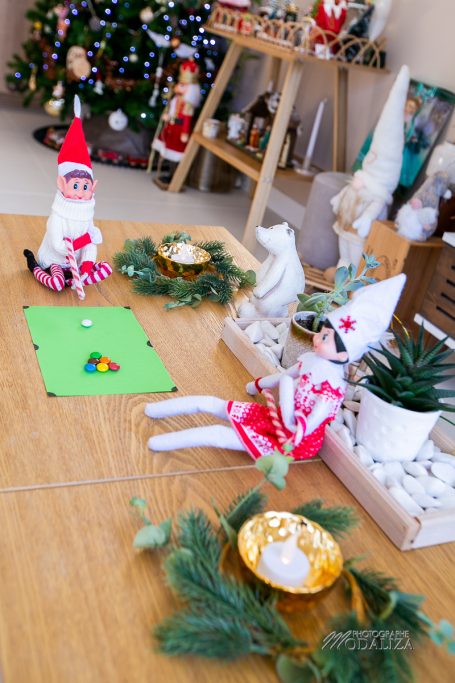 lutin de noel joue au billard