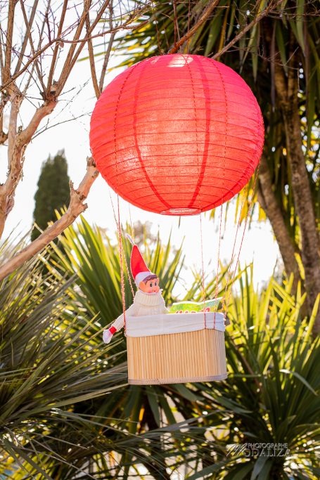 lutin de noel farceur mongolfiere