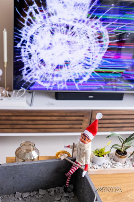 lutin de noel farceur casse la tv